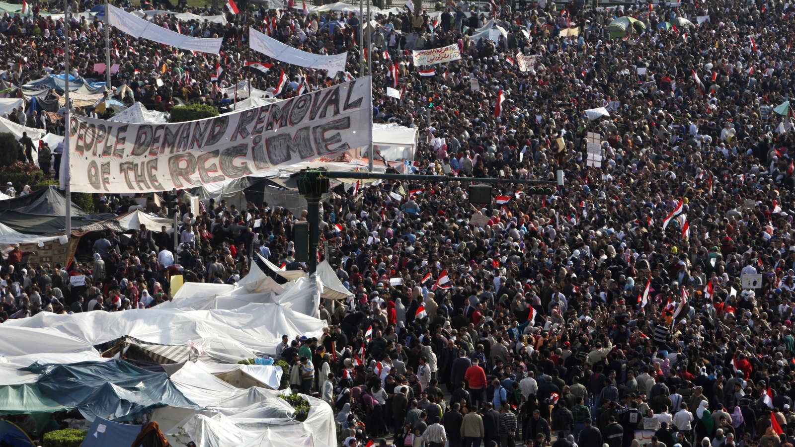 8 فبراير: الحشود تتزايد في الميادين مطالبة باسقاط مبارك