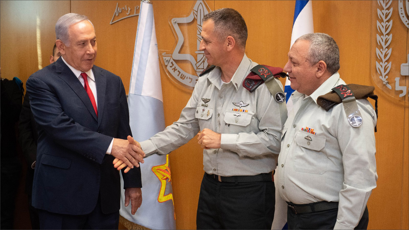 ‪‬ نتنياهو يصافح رئيس أركان الجيش الجديد كوخافي وبجانبه آيزنكوت(الصحافة الإسرائيلية)