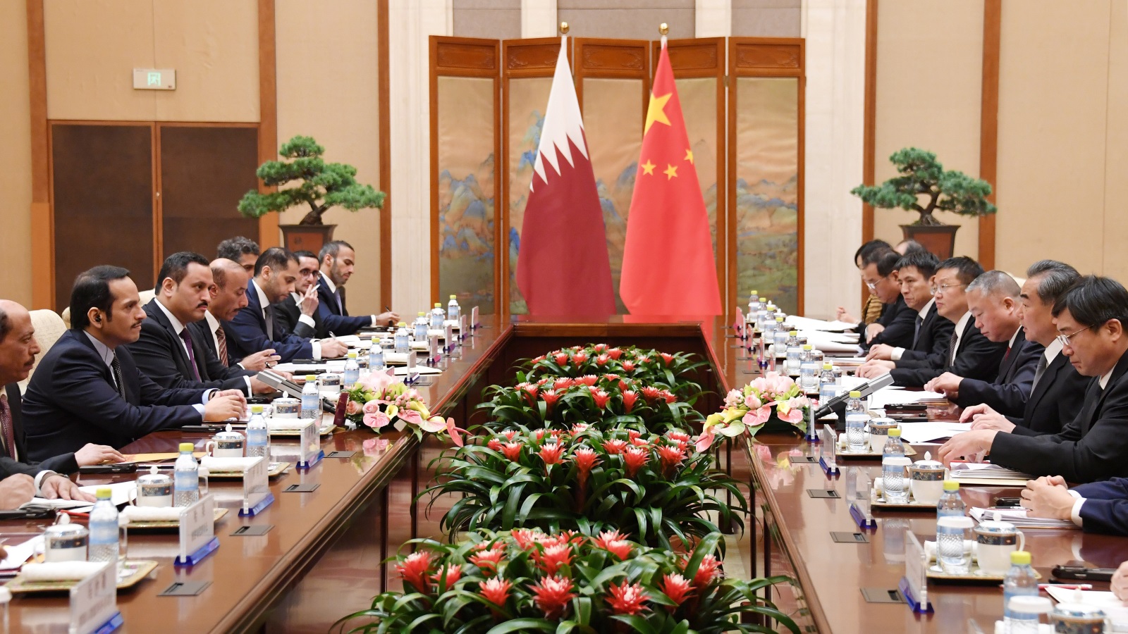 قطر قامت باستبدال أكثر من 86 مليار دولار من المعاملات، وأحلت محلها اليوان الصيني، ووقعت اتفاقيات أخرى مع الصين تشجع على زيادة التعاون الاقتصادي