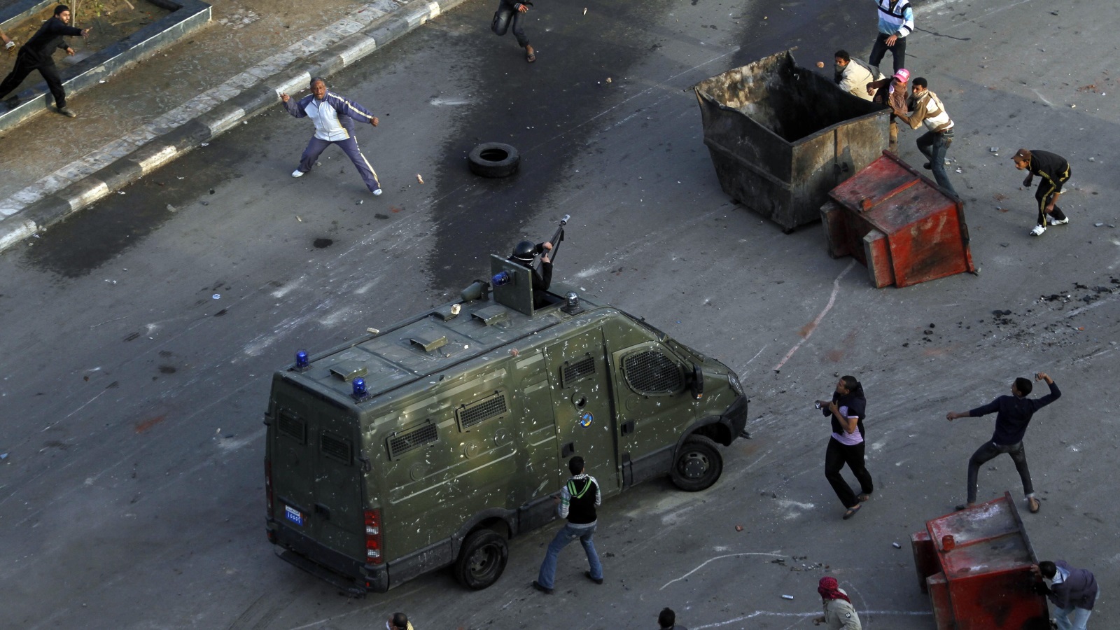 في السويس شرق القاهرة سقط أول قتيل في الثورة المصرية على يد الشرطة رويترز