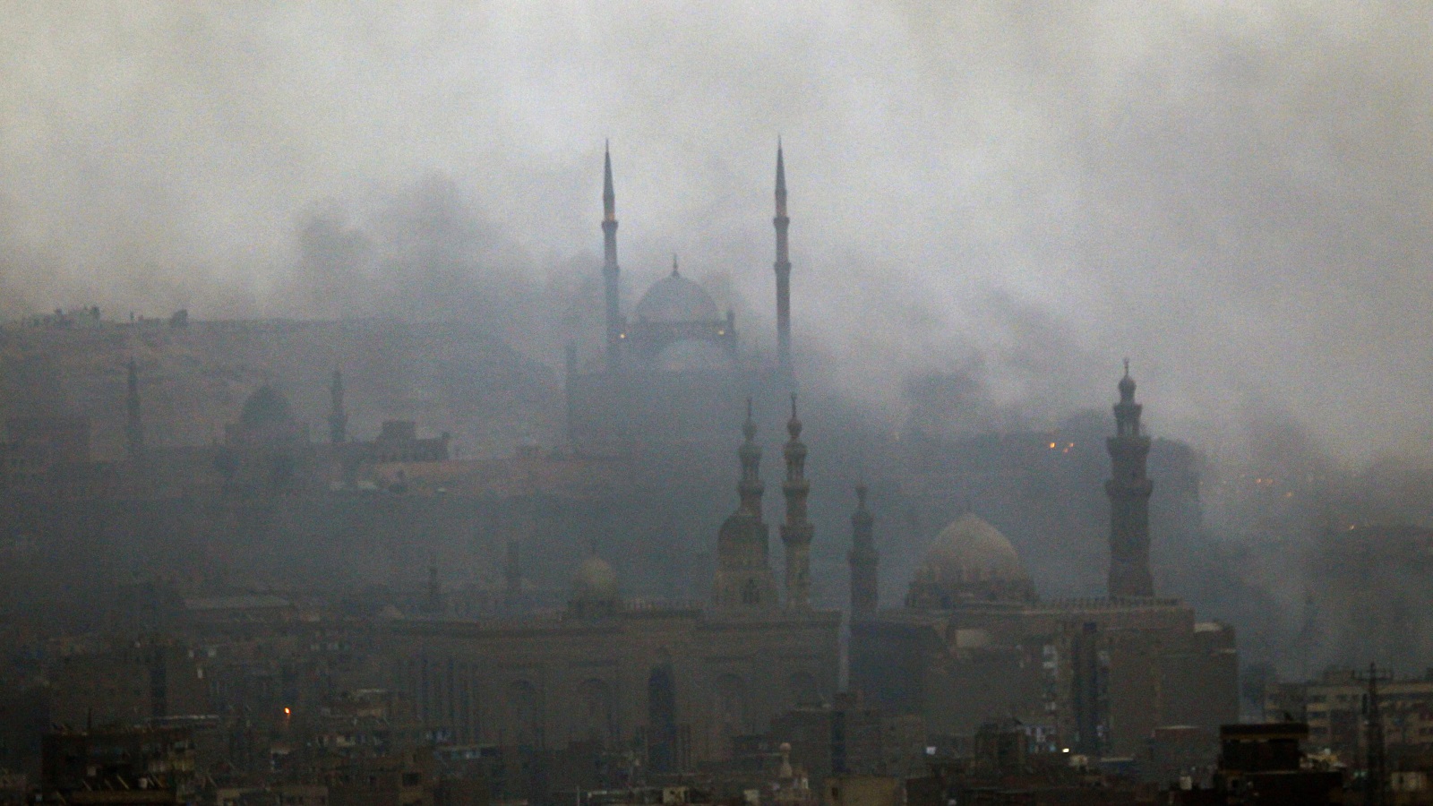 دخان كثيف في سماء القاهرة في جمعة الغضب رويترز