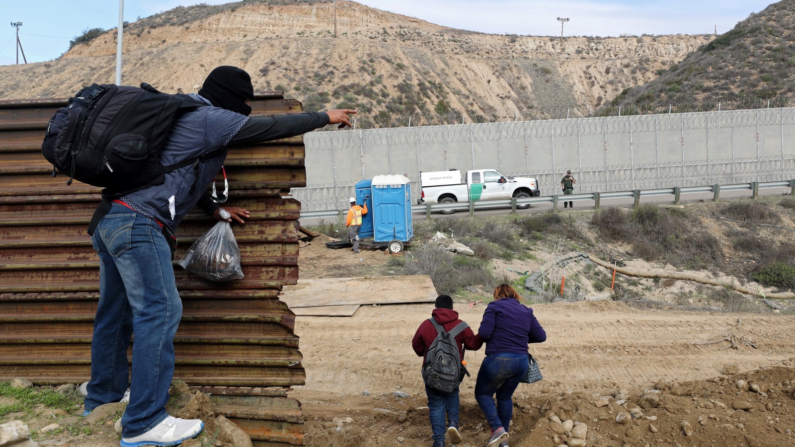 ‪مهاجرون من أميركا الوسطى أثناء محاولتهم الوصول إلى الأراضي الأميركية قادمين من المكسيك‬ (رويترز)