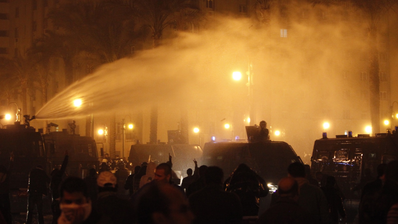 في اليوم الثاني اشتبكت الشرطة مع آلاف المحتجين الذين رفضوا مغادرة ميدان التحرير رويترز