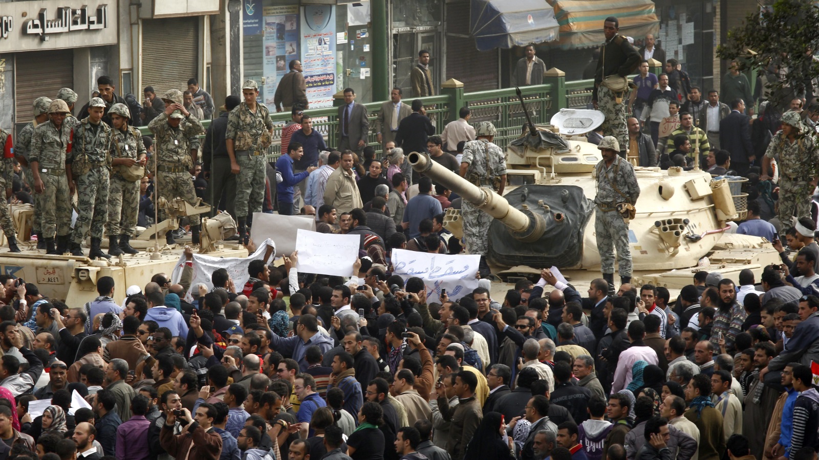 دبابات الجيش وسط المتظاهرين بميدان التحرير في قلب القاهرة رويترز