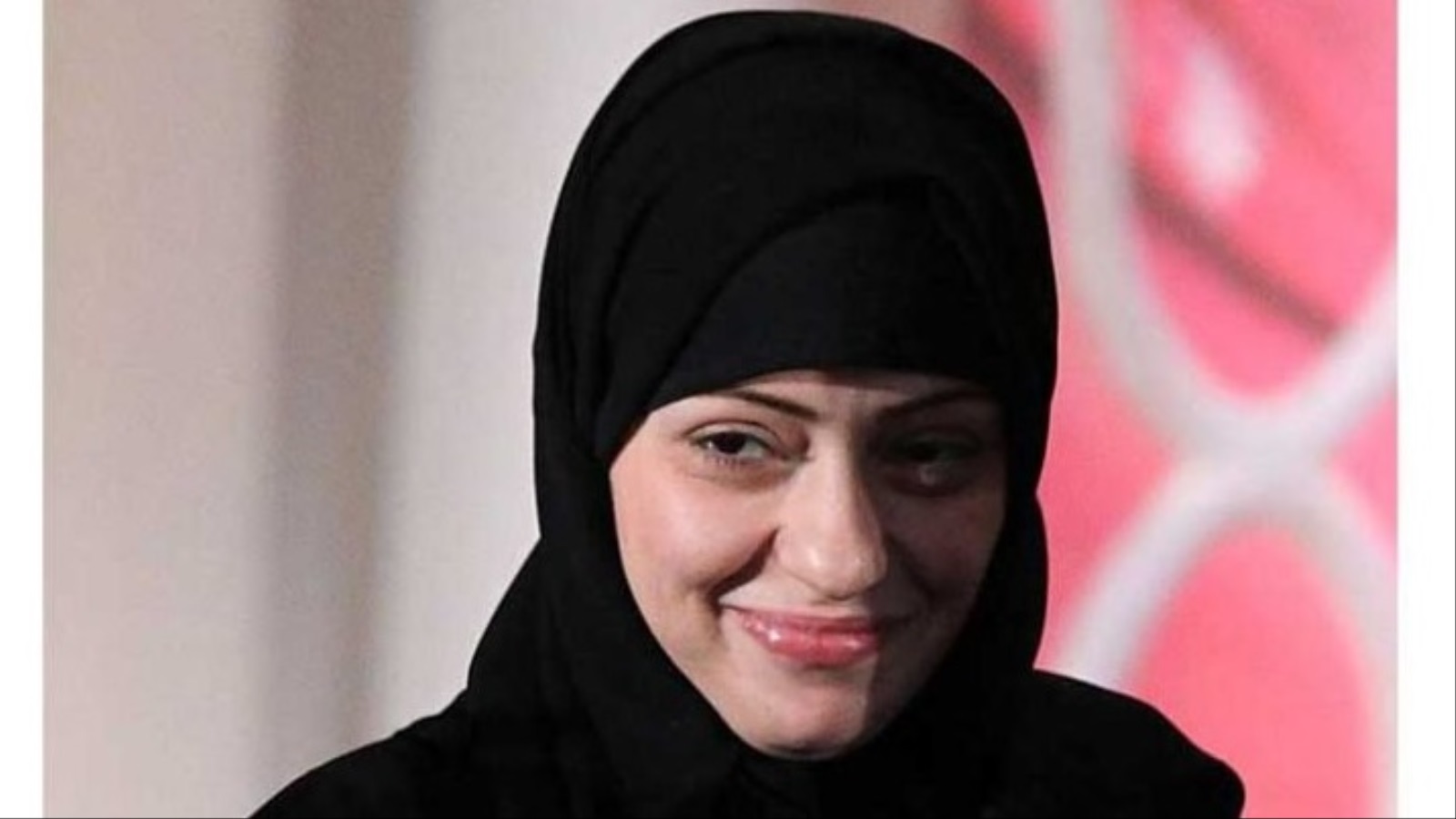 ‪صورة متداولة في مواقع التواصل الاجتماعي للناشطة السعودية إسراء الغمغام المعتقلة منذ عام 2015، التي طالبت النيابة العامة السعودية بإصدار حكم ضدها يقضي بـ
