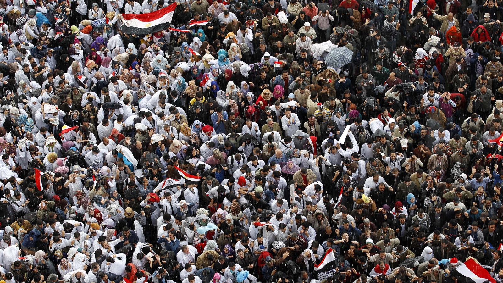 10 فبراير: العشرات يتوافدون على ميدان التحرير بعد تردد أنباء عن إمكانية تنحي مبارك