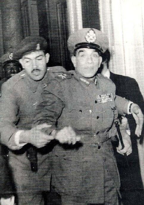  لحظة القبض على محمد نجيب بعد إعلان عزله – نوفمبر/تشرين الثاني 1954م (مواقع التواصل) 
