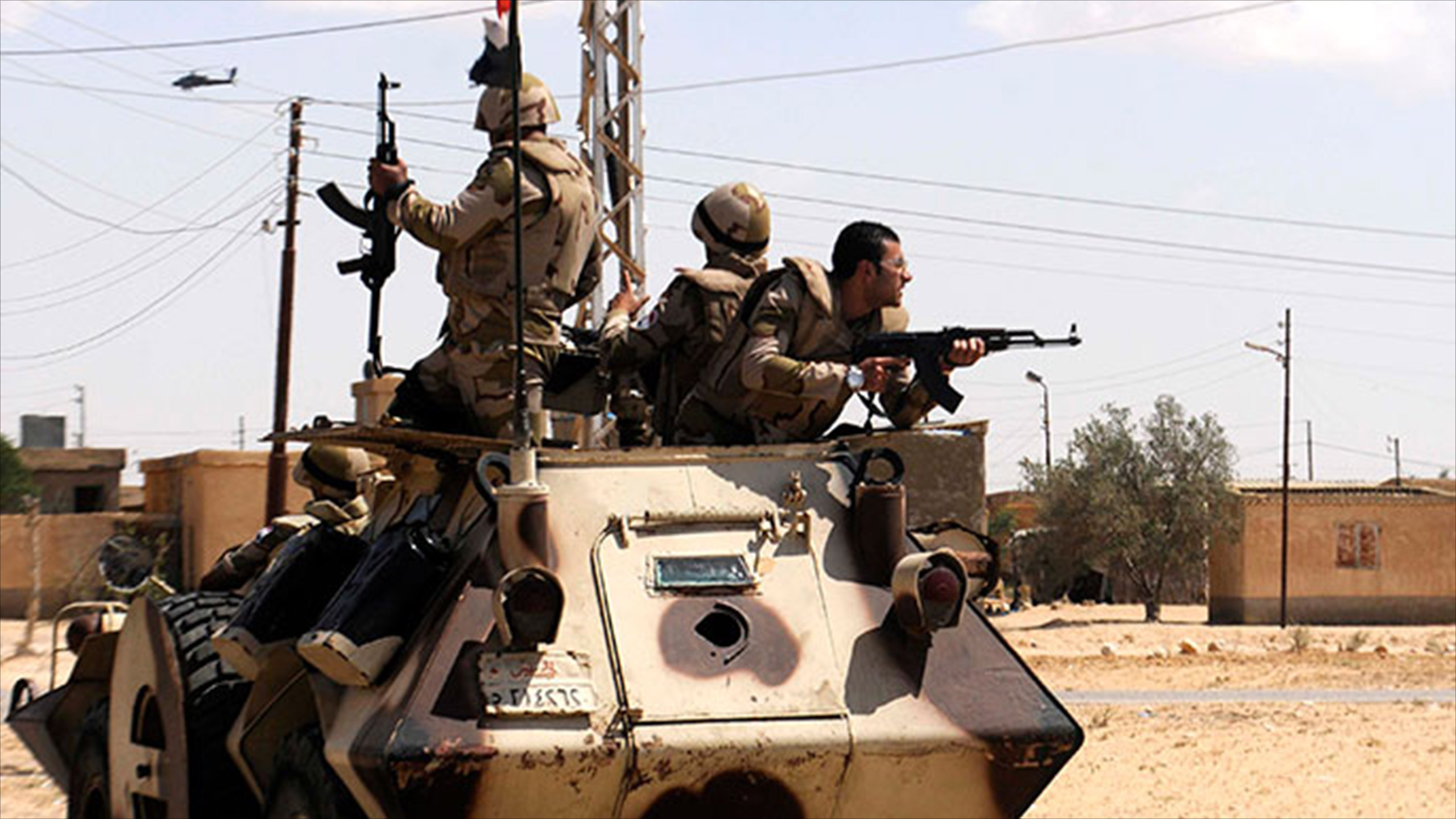 ‪جنود مصريون خلال عمليات في الشيخ زويد بسيناء‬ (رويترز)