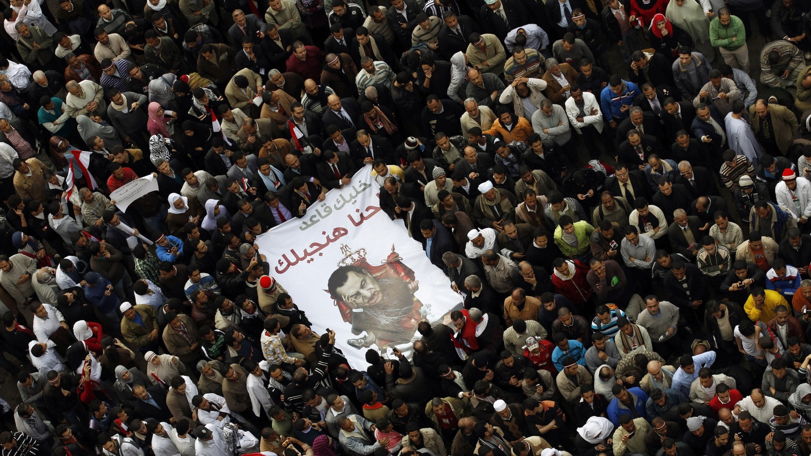 غضب عارم ودعوات لمسيرة ضخمة لإسقاط مبارك قبل يوم من التنحي