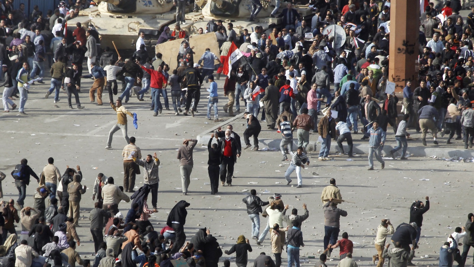 مجموعات مؤيدة لمبارك تشتبك مع المتظاهرين في ميدان التحرير رويترز