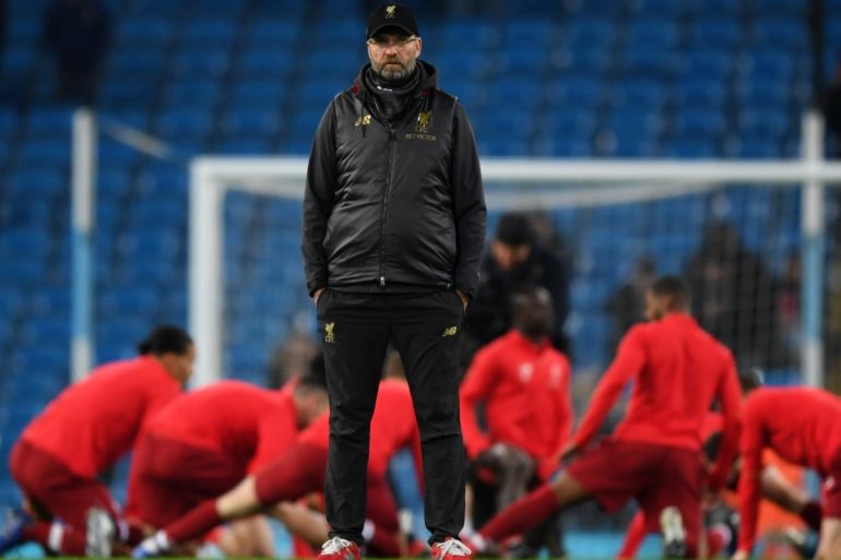 MANCHESTER, ENGLAND - JANUARY 03: Jurgen Klopp, Manager of Liverpool watches his team warm up prior to the Premier League match between Manchester City and Liverpool FC at the Etihad Stadium on January 3, 2019 in Manchester, United Kingdom. (Photo by Shaun Botterill/Getty Images)
