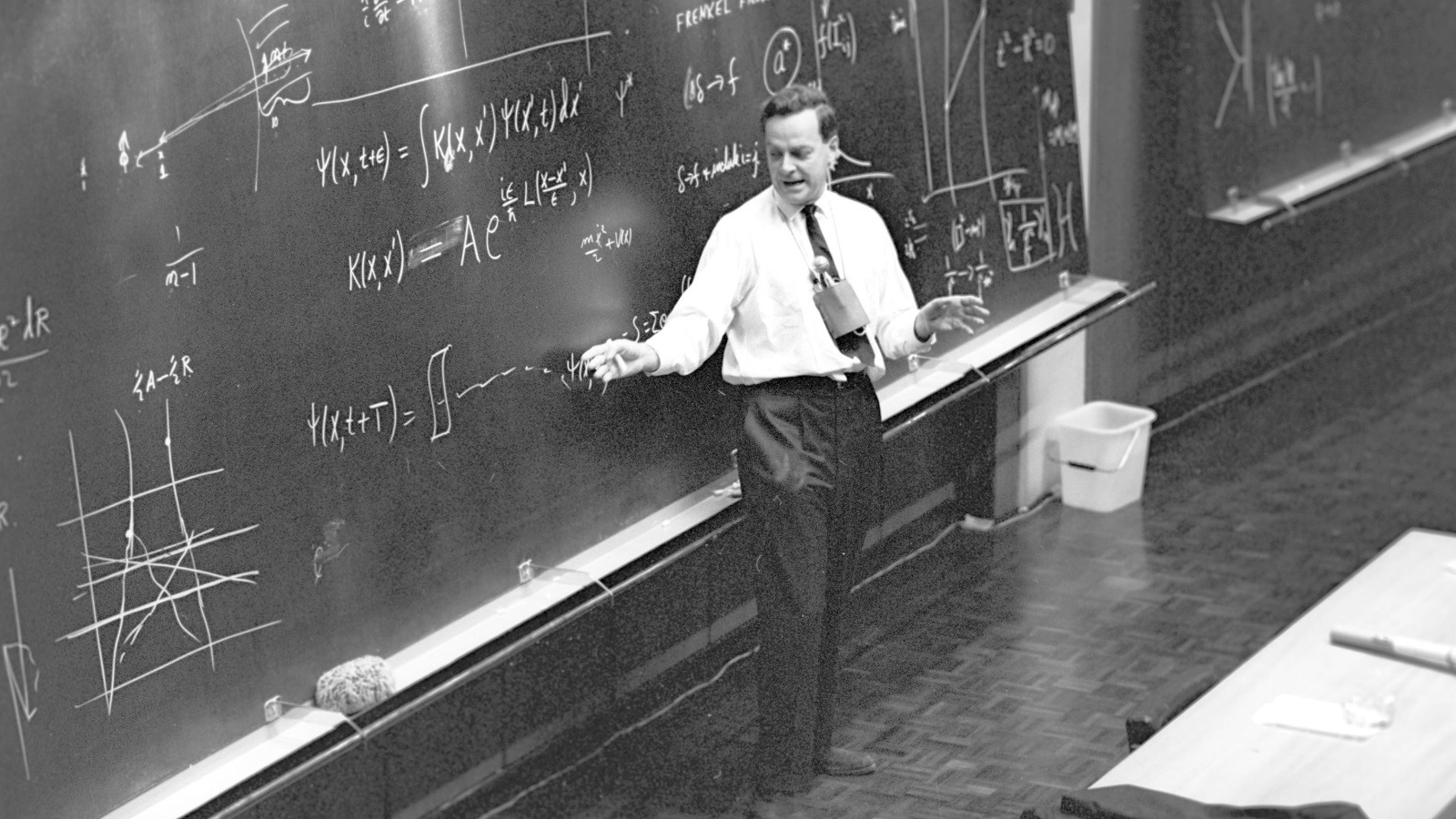 فاينمان لا يُفضّل العلم على الفلسفة، بل هو، بشكل أو بآخر، مقتنع تماما أن الفلسفة الجديدة (تلك التي تسمى الآن العلم) أفضل من سابقتها