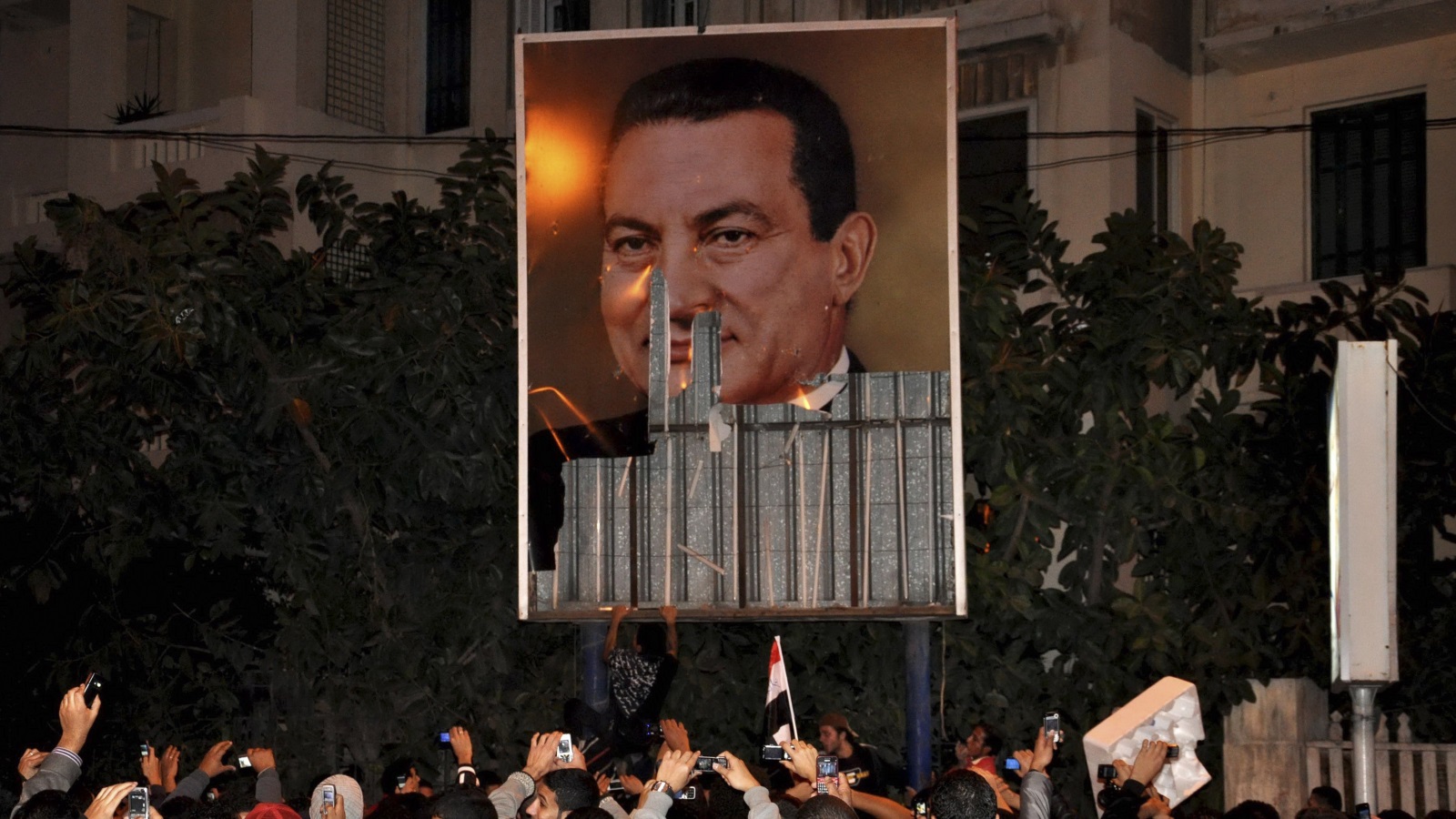 4- متظاهرون في الإسكندرية شمال القاهرة يزيلون صورة للرئيس حسن مبارك رويترز