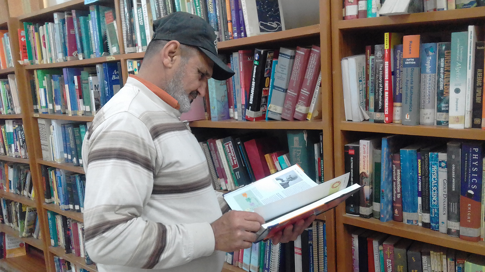 ‪المكتبة المركزية في البصرة ملتقى للباحثين عن القراءة والمعرفة‬ (الجزيرة)