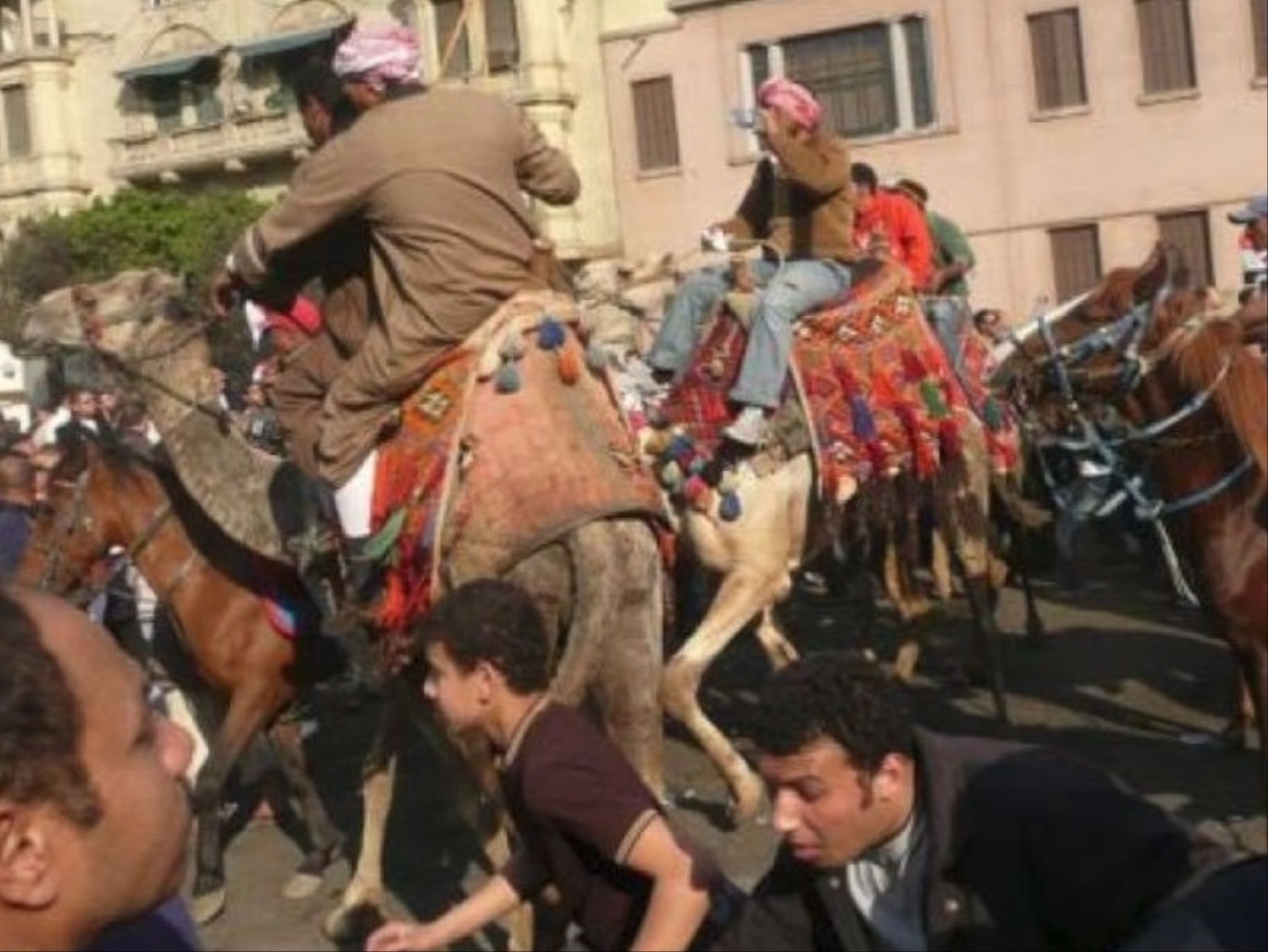مجموعات مؤيدة لمبارك تشتبك مع المتظاهرين في ميدان التحرير رويترزأنصار مبارك ومجموعة من البلطجية يقتحمون ميدان التحرير على الخيول والجمال فيما عرف بموقعة الجمل