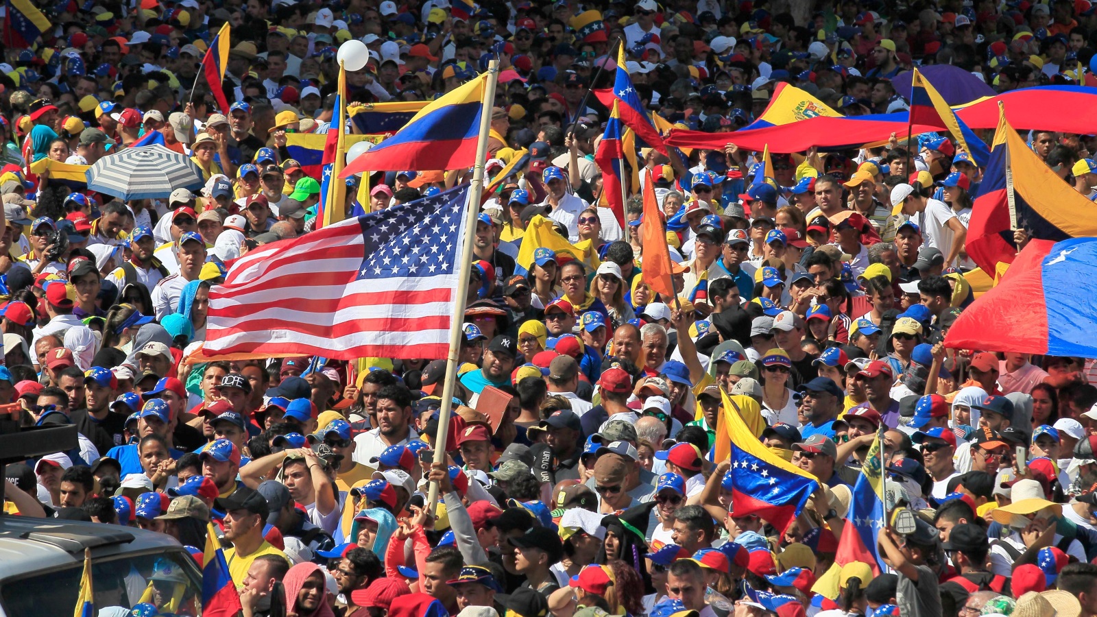 ‪أنصار المعارضة في فنزويلا احتشدوا دعما لغوايدو ورفعوا العلم الأميركي‬  (رويترز)