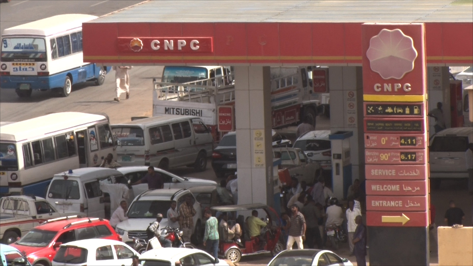 طوابير الانتظار في محطات الوقود كانت من بين أسباب اندلاع ثورة ديسمبر/كانون الأول في السودان (الجزيرة-أرشيف )