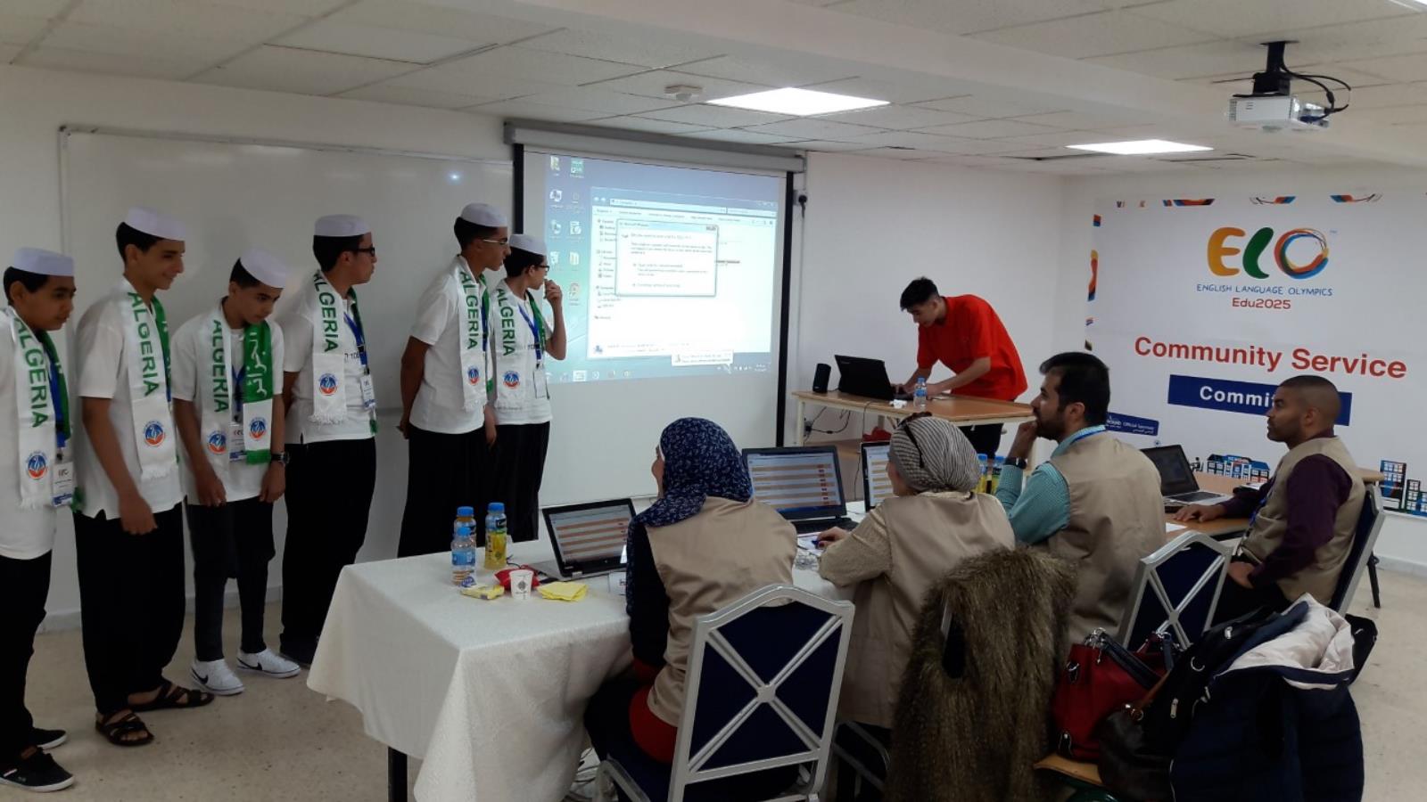 ‪تلاميذ مدرسة تاونزة في مسابقة الأولمبياد العالمي للغة الإنجليزية بالأردن‬ (الجزيرة)