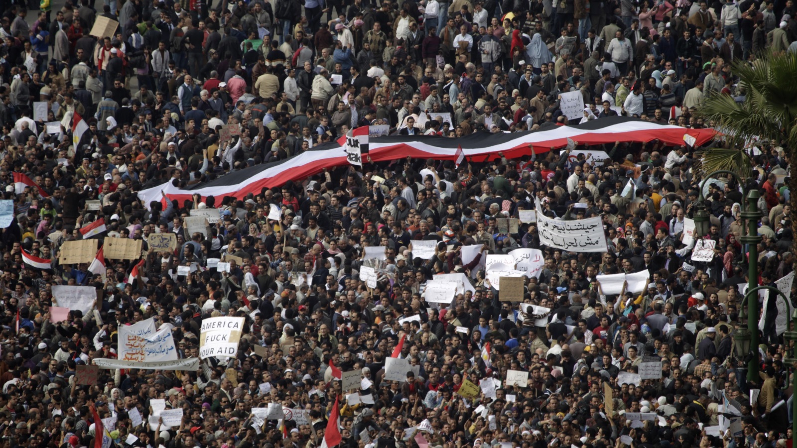 حشود كثيفة في الميادين رفعوا شعارات تطالب برحيل مبارك ونظامه رويترز