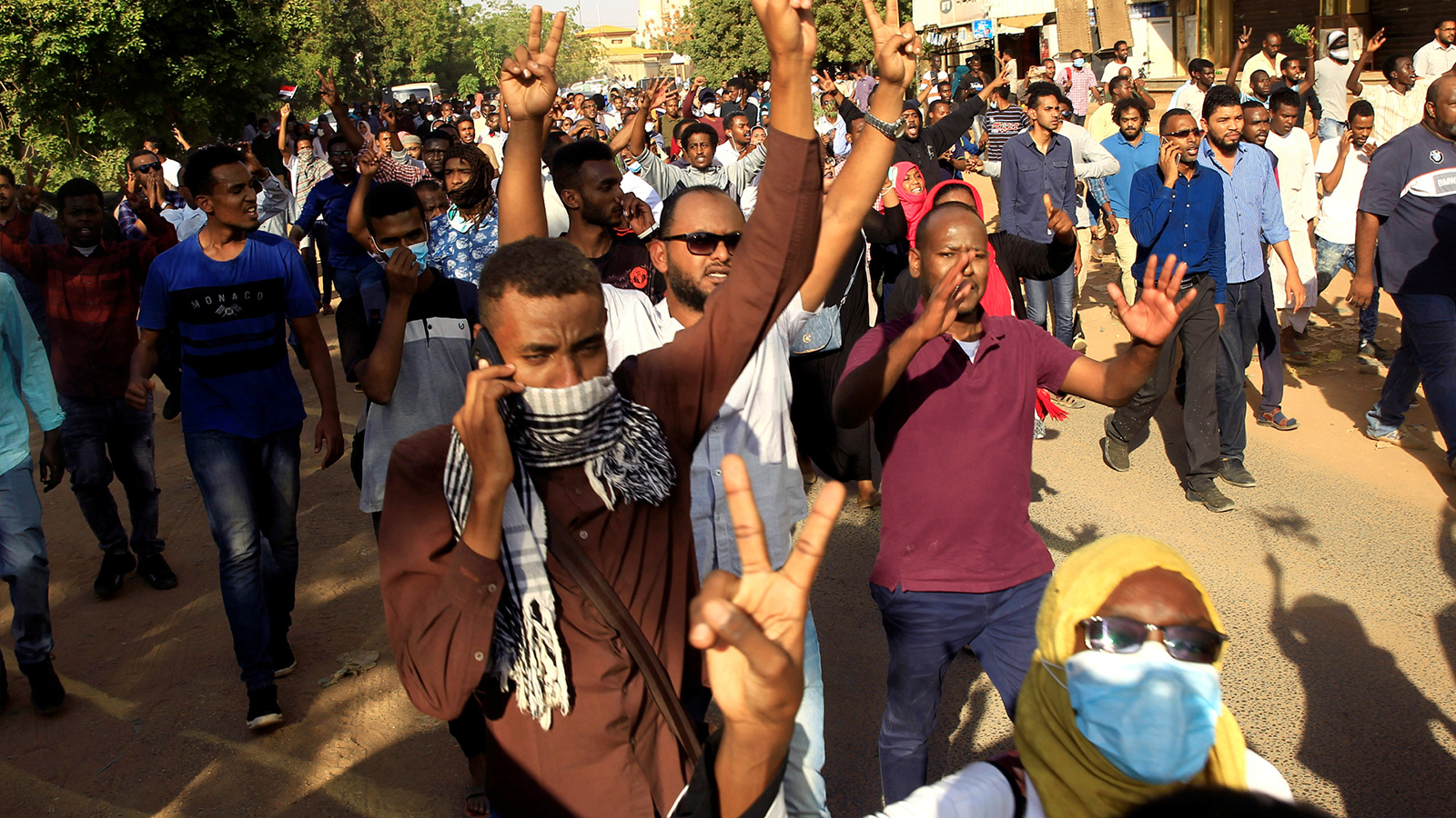 ‪السودانيون يتظاهرون مطالبين بإسقاط النظام‬ (الجزيرة)