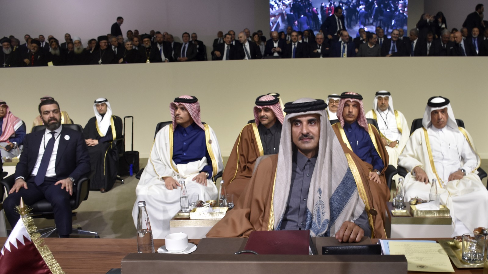 ‪(الأناضول)‬ أمير قطر والوفد القطري أثناء حضور أعمال القمة الاقتصادية