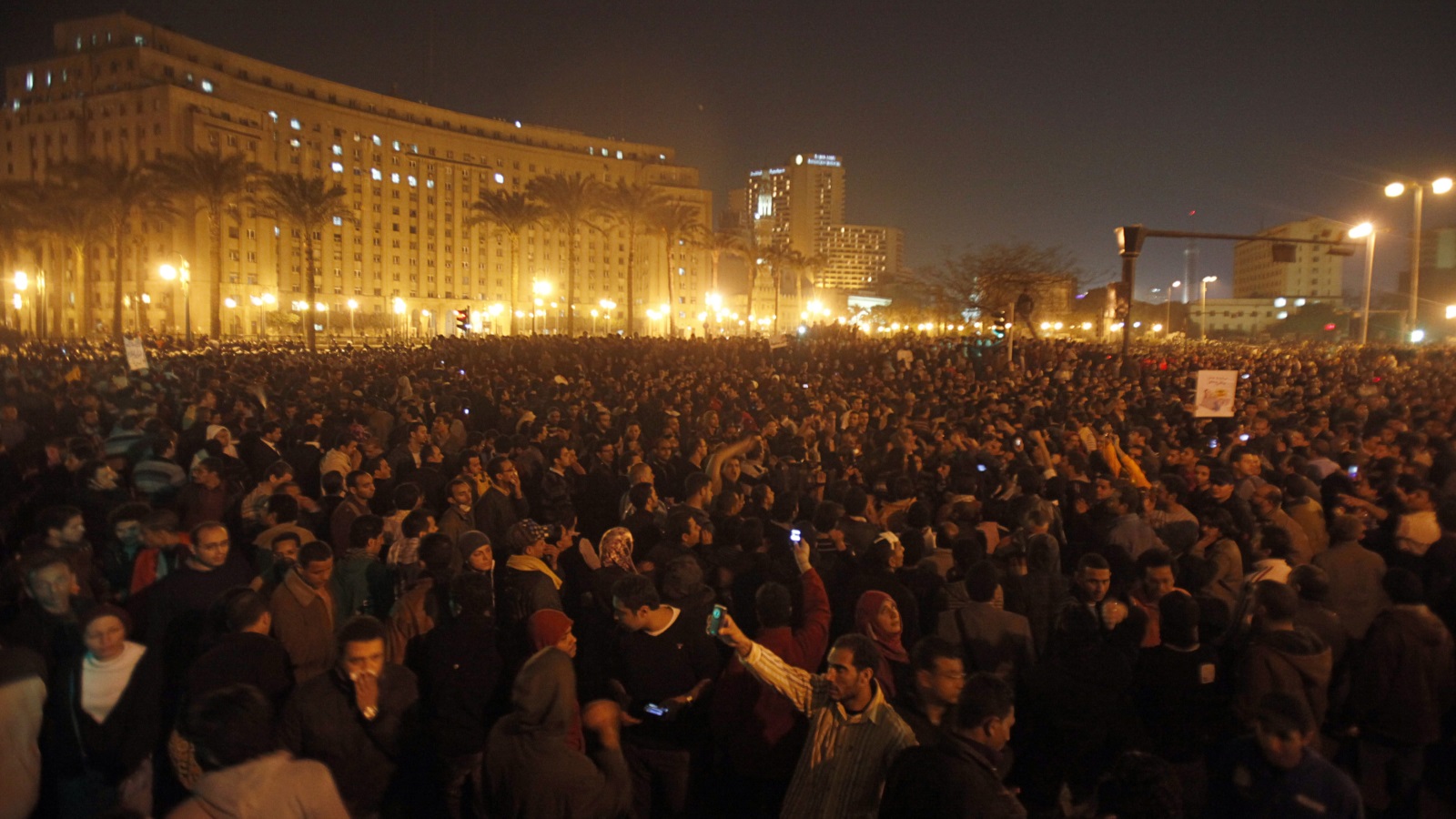 2 مساء يوم 25 يناير احتشد الآلاف في ميدان التحرير وسط تجاهل من وسائل الإعلام المصرية رويترز