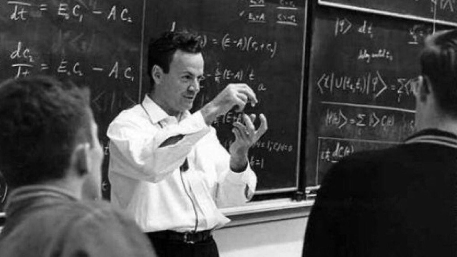 انطلق فاينمان، كأحد روّاد الرؤية الكمومية للعالم، لينتقد الفلسفة بوضوح وصراحة، لكنه لم يعن الفلسفة بصورتها العامة
