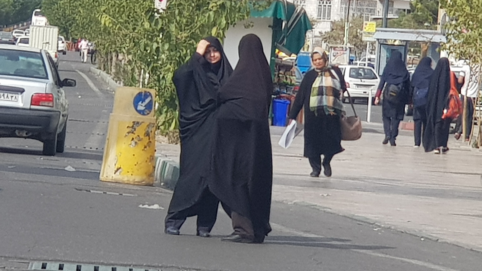 حجاب الشادور ترتديه المتدينات والمناصرات للنظام الإسلامي في إيران (الجزيرة)