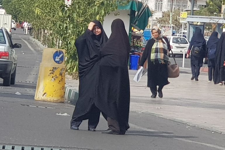 تختلف أنواع الحجاب في إيران وفقا للموقف السيياسي من النظام الإيراني - الشادو