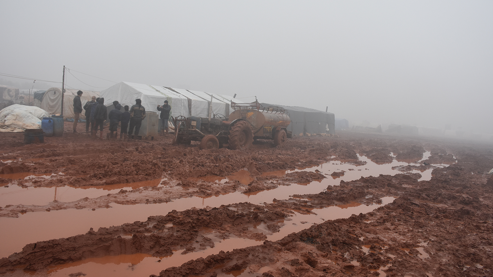 مشاهد من مخيمات النازحين في شمالي سوريا (الجزيرة)  