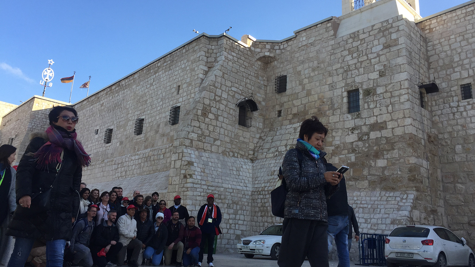 ‪سياح يلتقطون صورة أمام كنيسة المهد في بيت لحم‬ (الجزيرة)