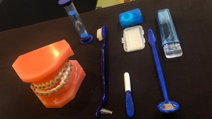 الدكتورة زينة العلي توضح الطريقة الصحيحة لتنظيف تقويم الأسنان