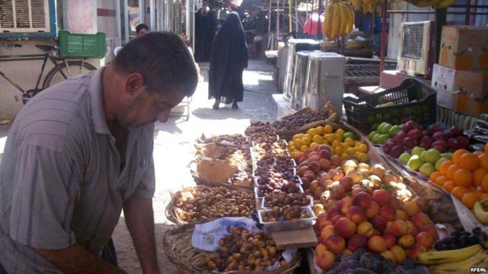 ‪الأسواق العراقية تمتلئ بالمحاصيل المستوردة من الخارج‬ (الجزيرة)