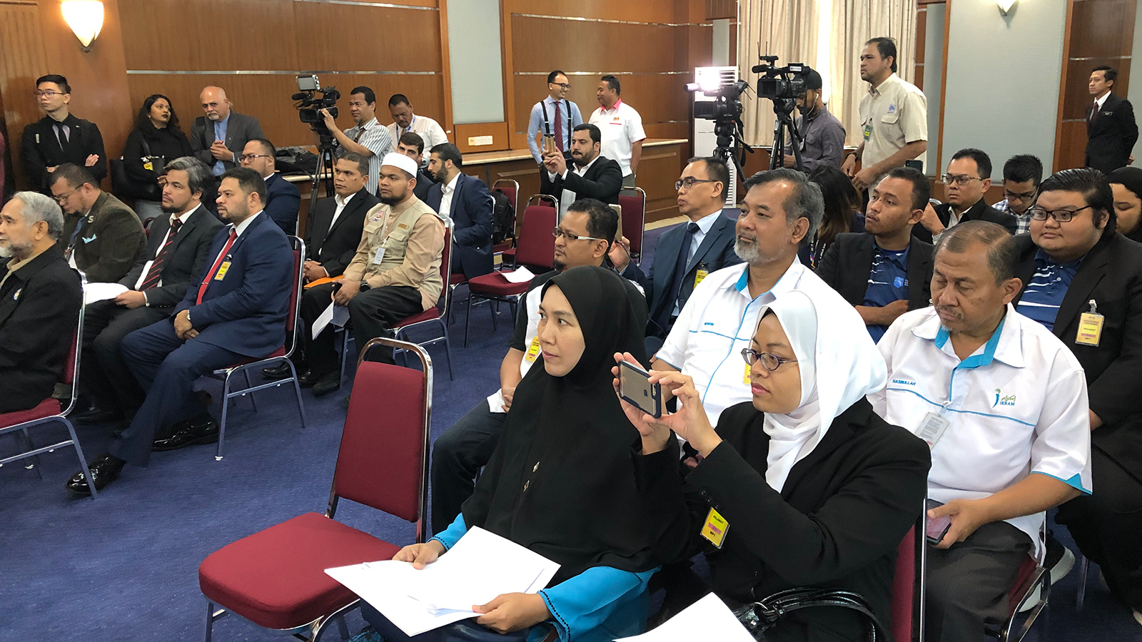ممثلو المنظمات غير الحكومية أثناء لقائهم بوزير الخارجية الماليزي سيف الدين عبد الله (الجزيرة نت)