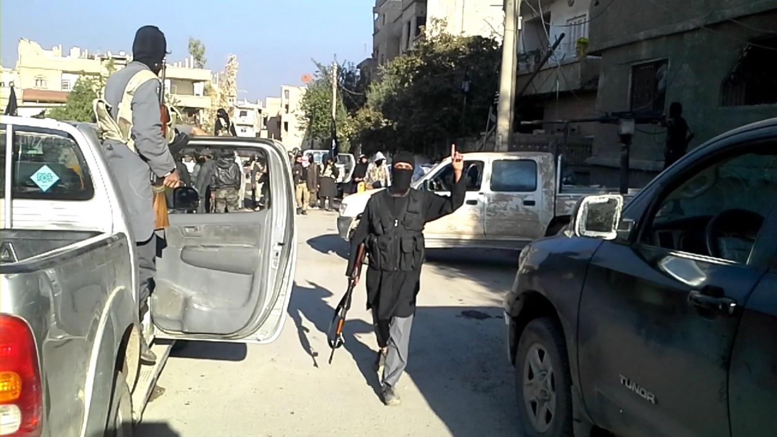 ‪الاتفاق بين تنظيم الدولة وقوات سوريا الديمقراطية يقضى بخروج مقاتليه وعائلاتهم من بلدة الباغوز شرقي دير الزور‬ (الجزيرة)