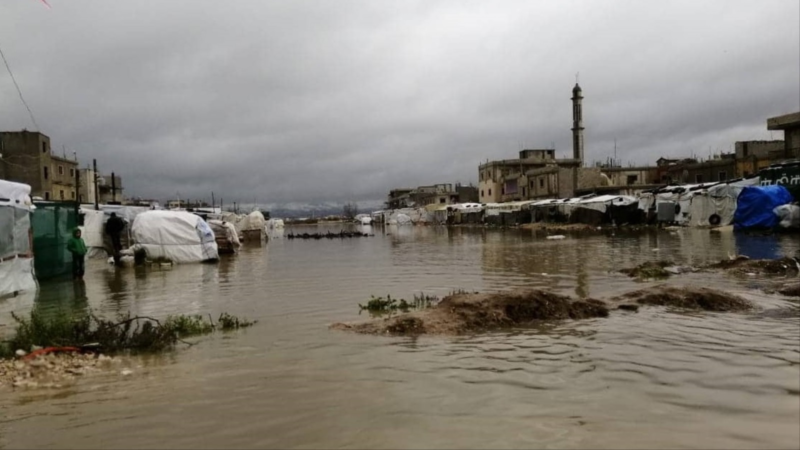 ‪‬ مخيم في عكار تضرر من الأمطار والفيضانات(الجزيرة)