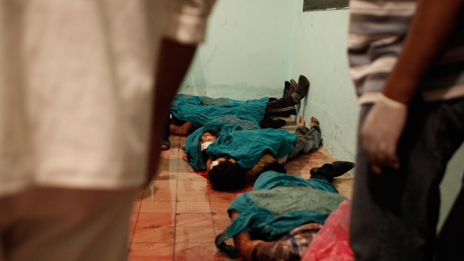 جثث عدد من ضحايا فض اعتصام رابعة العدوية في أحد مستشفيات القاهرة (غيتي إيميجز)