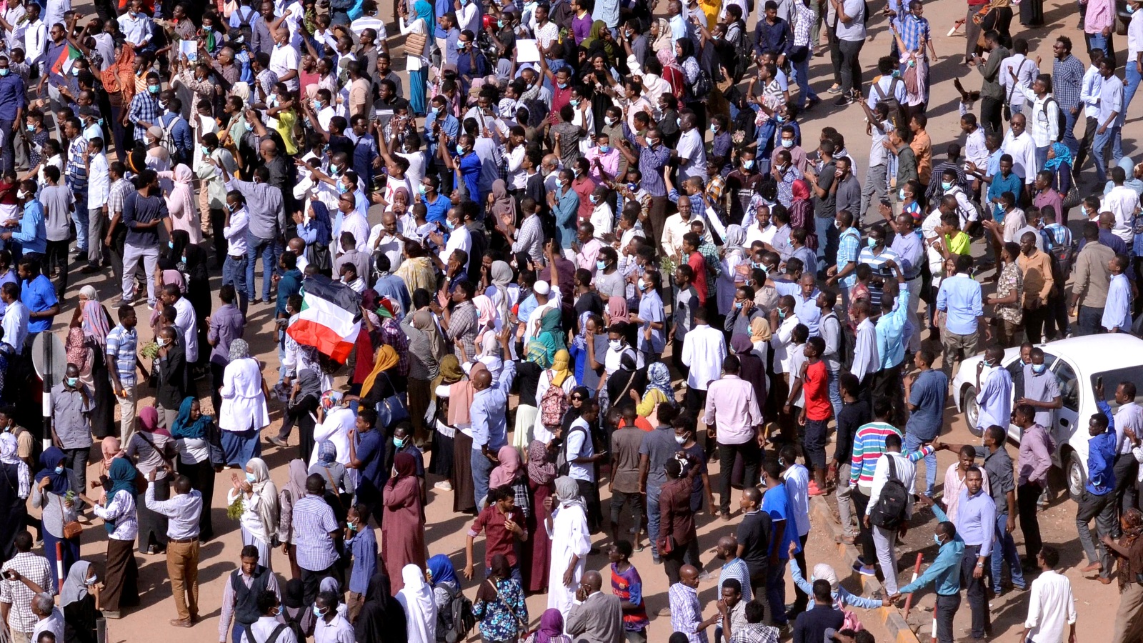 شعارات المتظاهرين ارتفعت تدريجيا لتصل لسقف المطالبة بإسقاط النظام (رويترز)