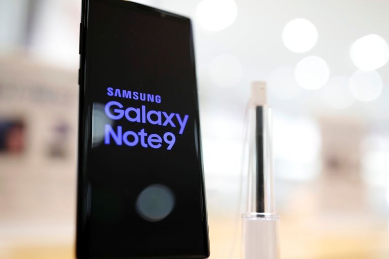 A Samsung Electronics' Galaxy Note 9 is displayed at its store in Seoul, South Korea January 7, 2019. Picture taken January 7, 2019. REUTERS/Kim Hong-Ji