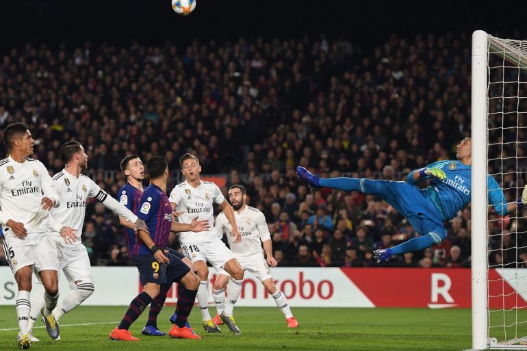 BARCELONA, SPAIN - FEBRUARY 06: Keylor Navas of Real Madrid CF makes a save during the Copa del Semi Final first leg match between Barcelona and Real Madrid at Nou Camp on February 06, 2019 in Barcelona, Spain. (Photo by Alex Caparros/Getty Images)