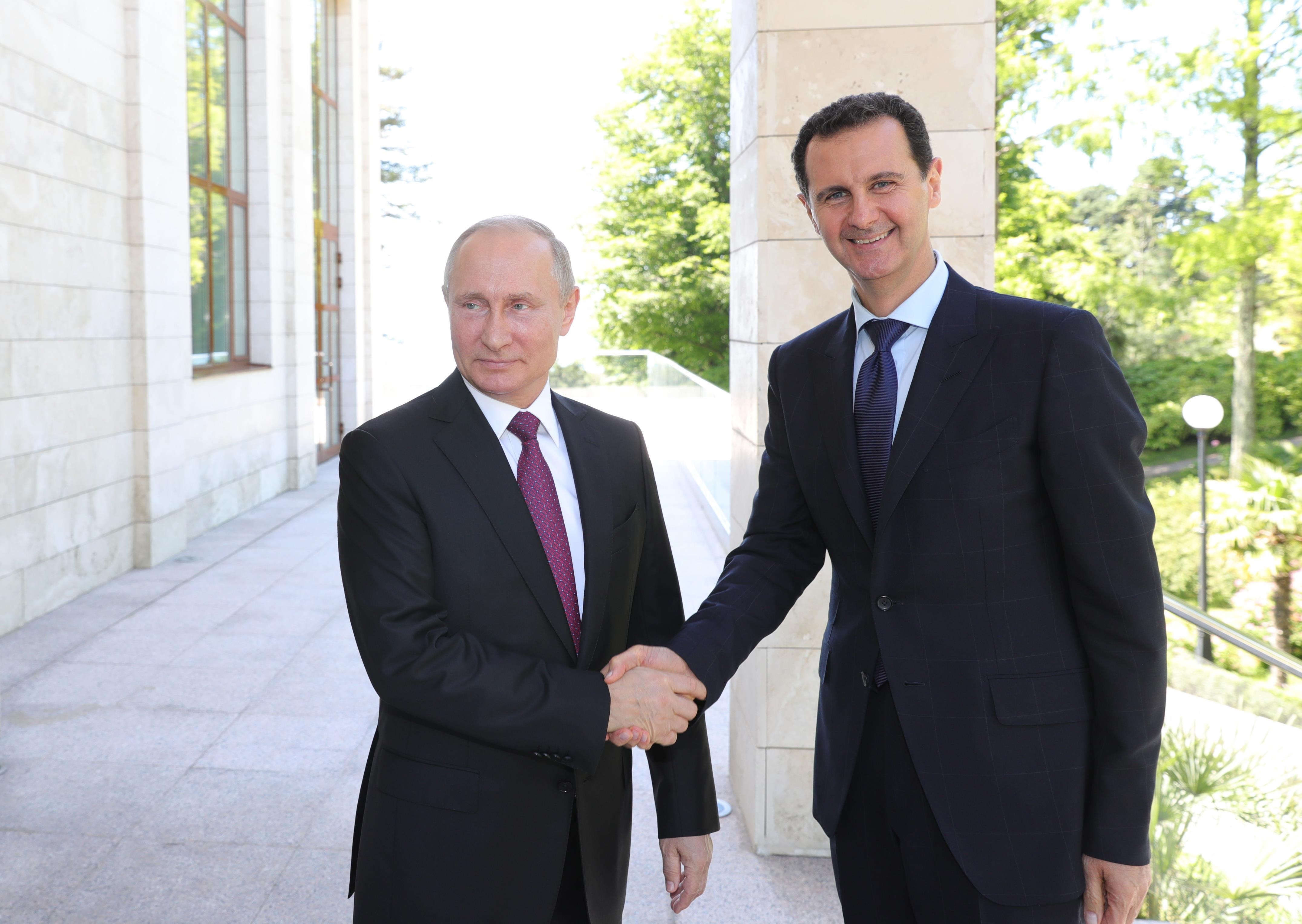 الرئيس الروسي فلاديمير بوتين يلتقي الرئيس السوري بشار الأسد (رويترز)