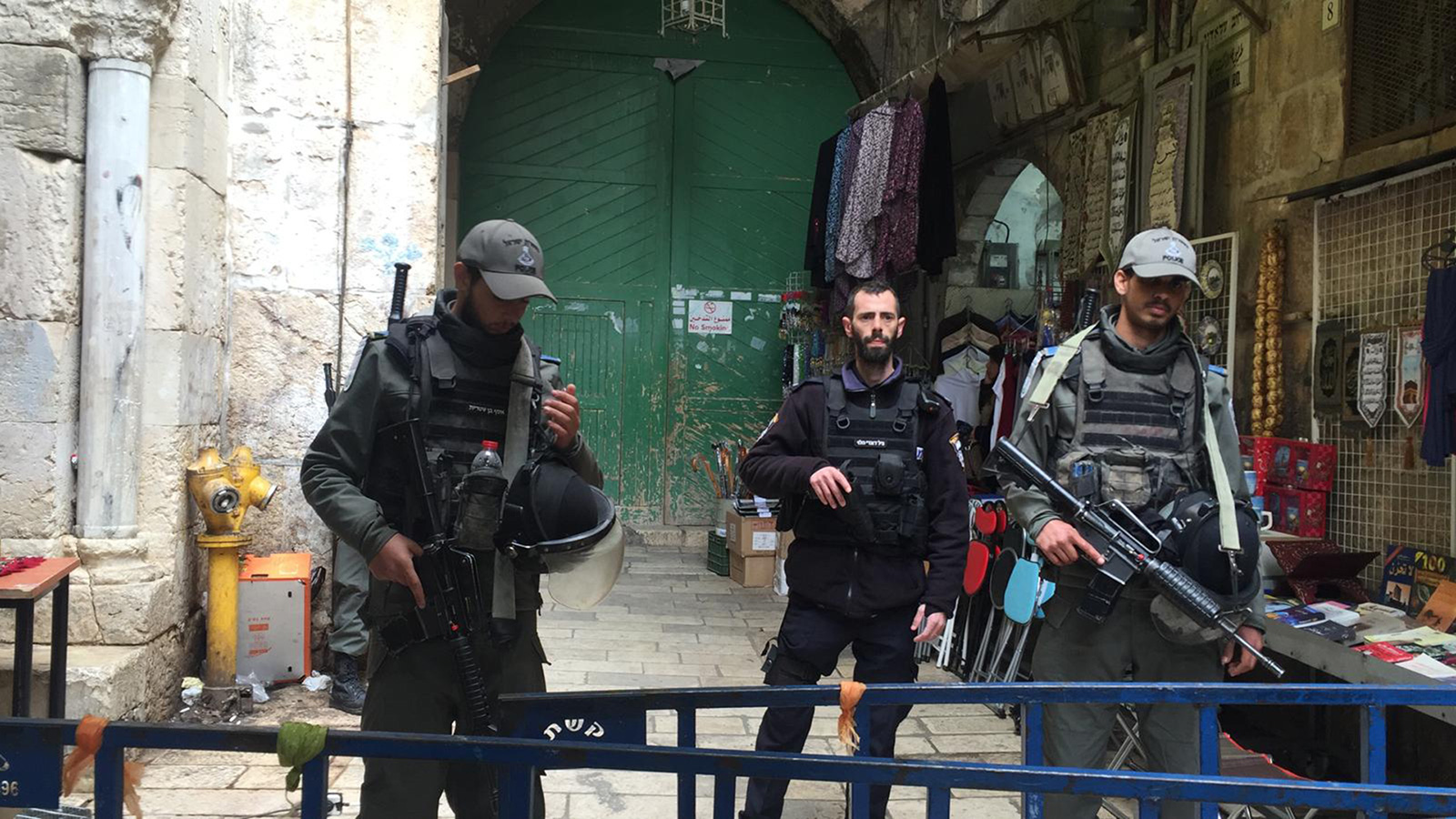  قوات الاحتلال تغلق جميع أبواب المسجد الأقصى (الجزيرة)