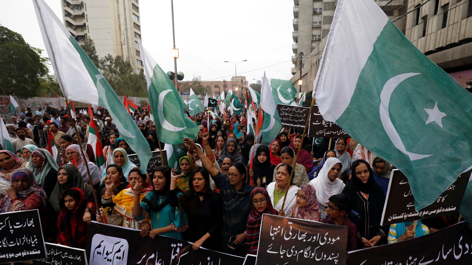  مظاهرة نسائية في مدينة كراتشي الباكستانية تندد بالاحتلال الهندي لكشمير وتؤكد التضامن مع الجيش في مواجهة التهديدات الهندية (رويترز)