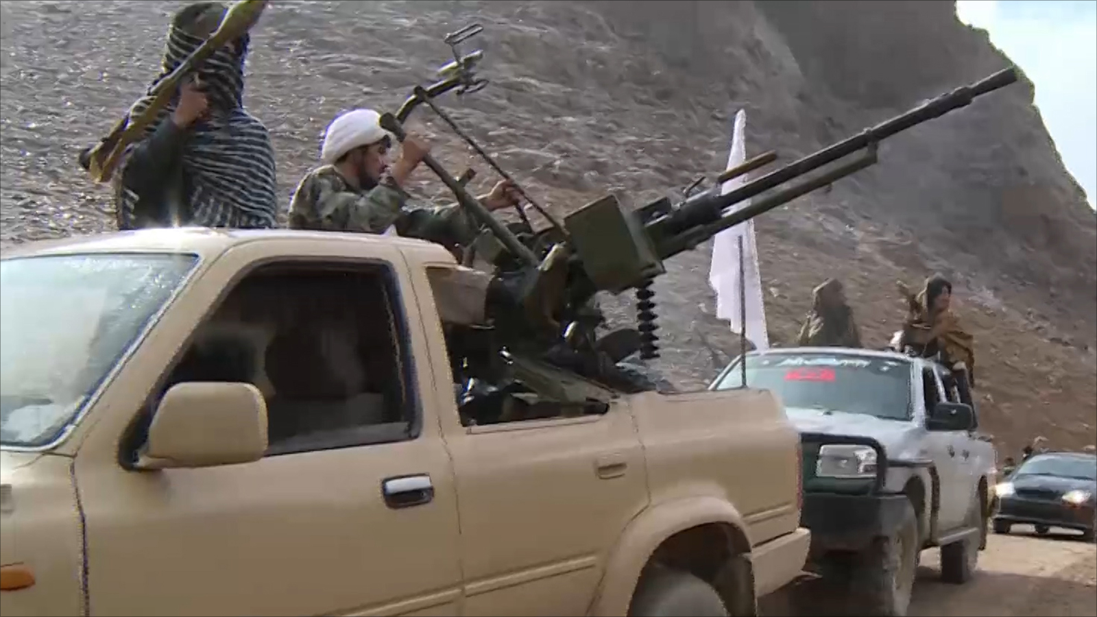 ‪رغم قبول طالبان التفاوض فإنها لا تزال تشهر سلاحها في وجه الأميركيين‬ (الجزيرة)