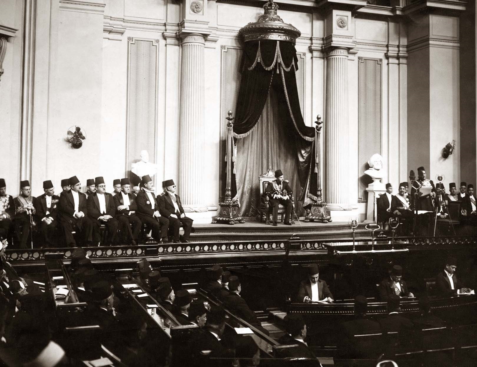 الملك أحمد فؤاد (1917-1936م) في افتتاح إحدى دورات مجلس النواب (مواقع التواصل)