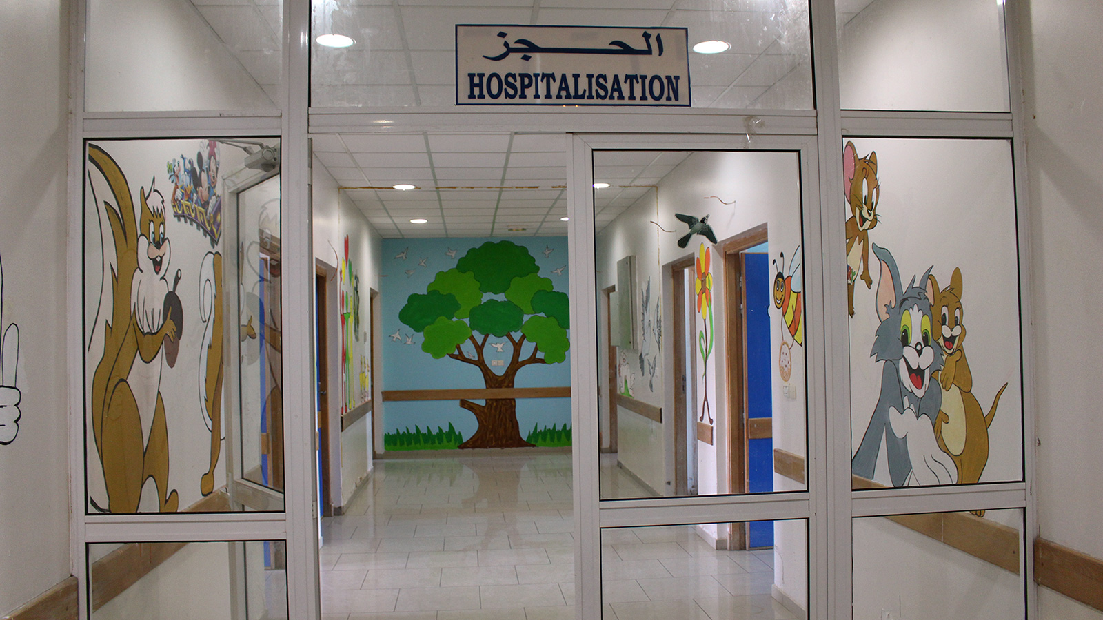 ‪رسوم الجمعية داخل قاعة الحجز في المستشفى‬ (الجزيرة)