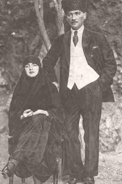 أتاتورك وزوجته لطيفة هانم (مواقع التواصل)