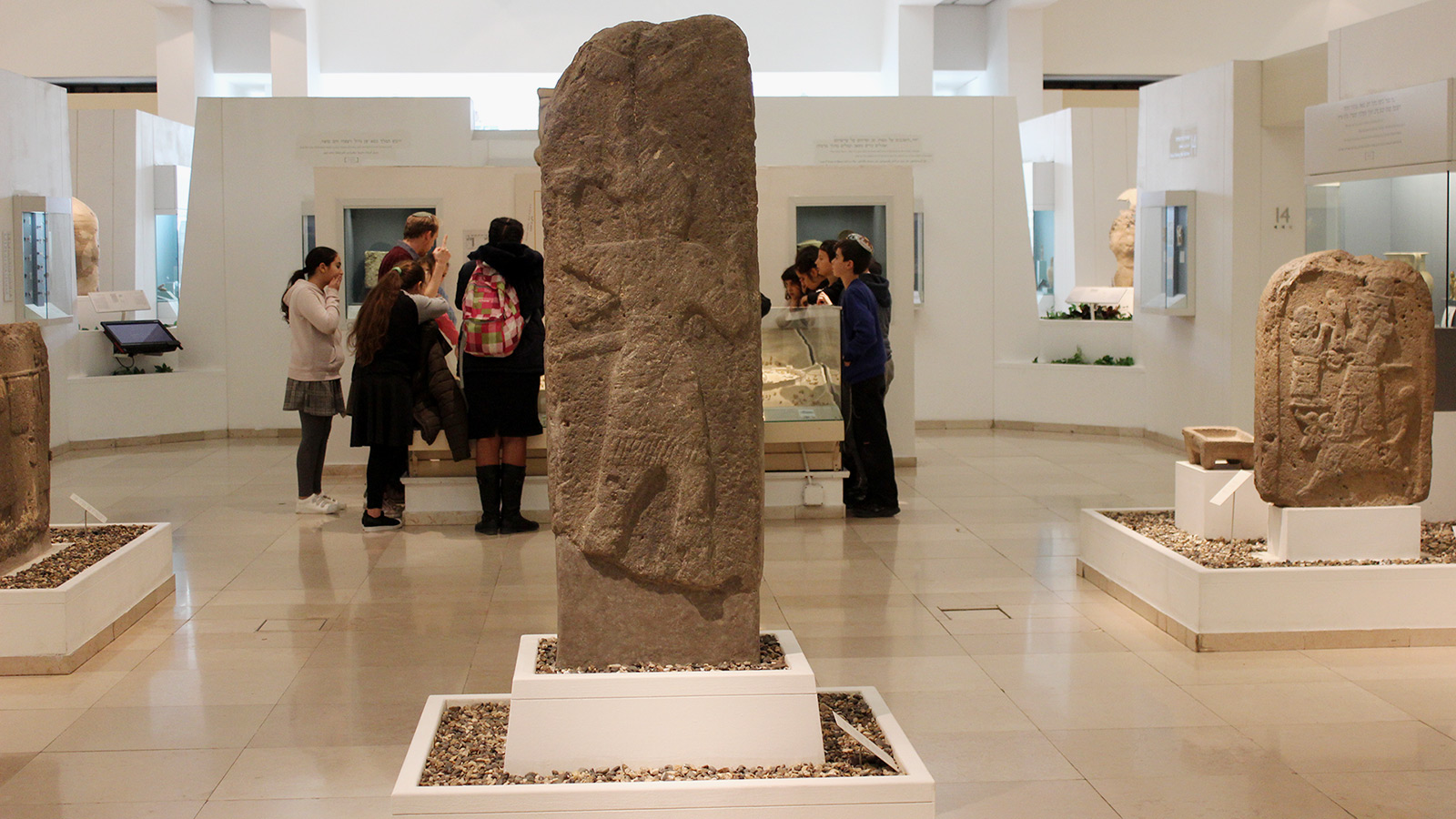 ‪طلبة يهود يتلقون شروحا عن مجسم القدس في المتحف‬  (الجزيرة)