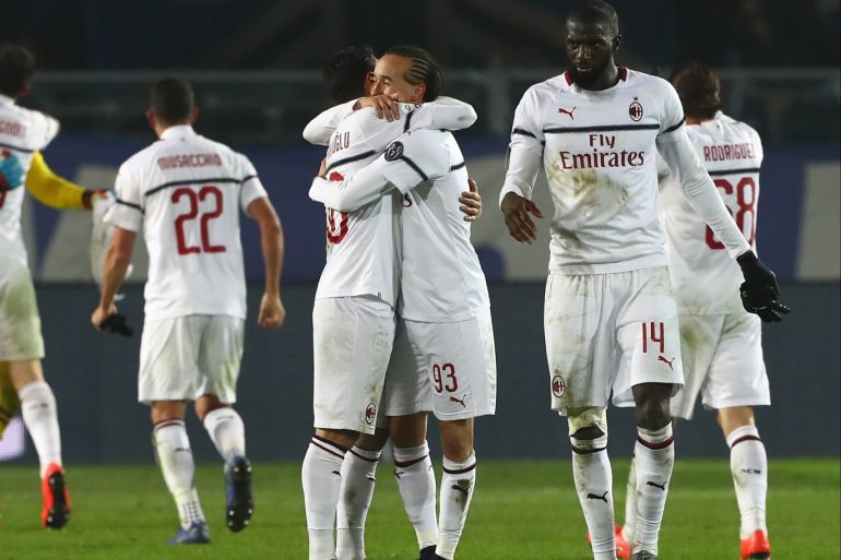 BERGAMO, ITALY - FEBRUARY 16: The players of the AC Milan celebrate victory at the end of the Serie A match between Atalanta BC and AC Milan at Stadio Atleti Azzurri d'Italia on February 16, 2019 in Bergamo, Italy. (Photo by Marco Luzzani/Getty Images)