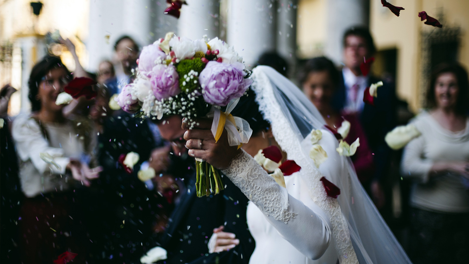 ‪في الولايات المتحدة تلقي العروس باقة ورود إلى من وراءها‬ (مواقع التواصل)